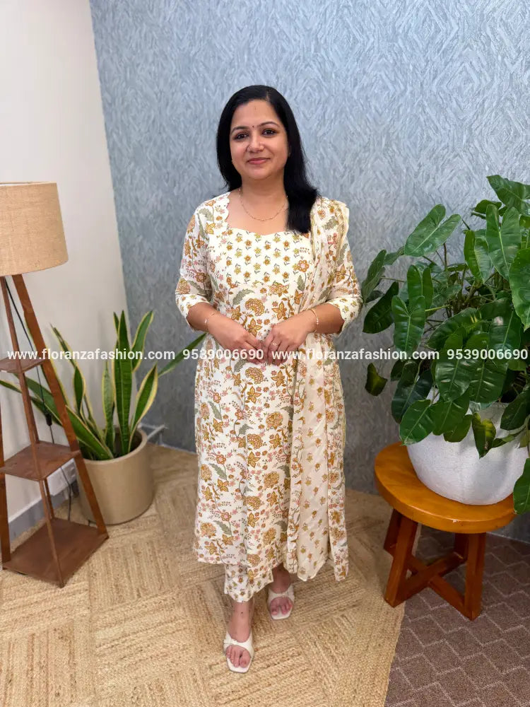 Florista 3 Piece Set in Printed Cotton - Off-White mix Mustard Brown (4023) - Off-White / S