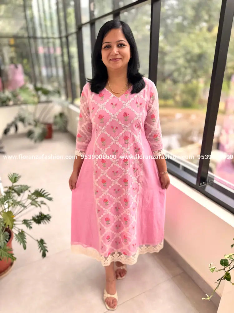 Florista Kurti in soft Mul-Chanderi- Light pink (3924) - LIGHT PINK / S